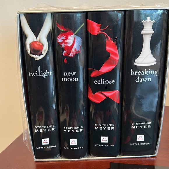 The Twilight Saga Collection 4 Books - Picture 2 of 12